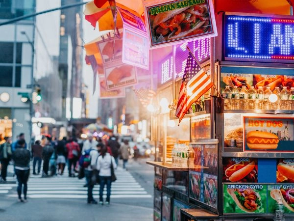 Assaporare la cucina di New York tra street food, bagel tradizionali e specialità da tutto il mondo