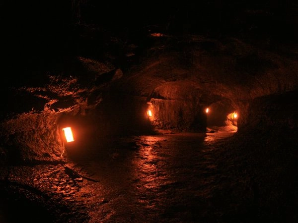 Esplorare le Kula Kai Caverns tra tunnel di lava e formazioni vulcaniche sotterranee alle Hawaii