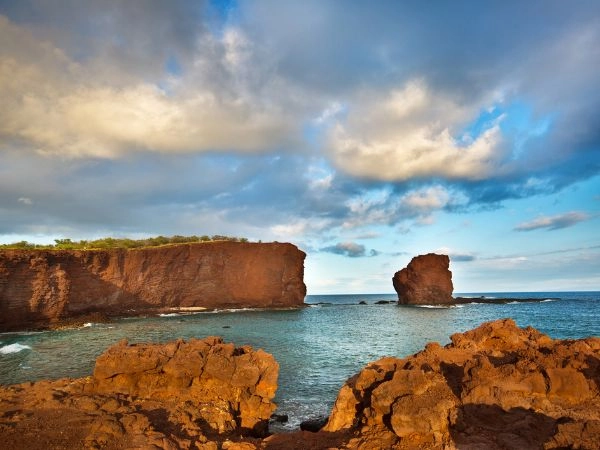 Esplorare l’isola di Lānaʻi tra spiagge appartate, scogliere rosse e sentieri immersi nella natura hawaiana