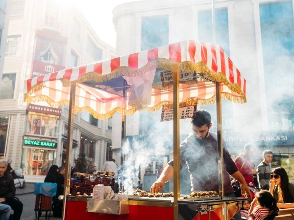 Gustare la cucina di Istanbul tra kebab tradizionali, meze turchi e dolci al pistacchio