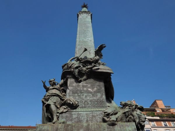 L'Agenzia Viaggi 5 Giornate, fondata nel 1932, è stata assegnataria dei locali del vecchio dazio di Porta Vittoria, in piazza Cinque Giornate 15