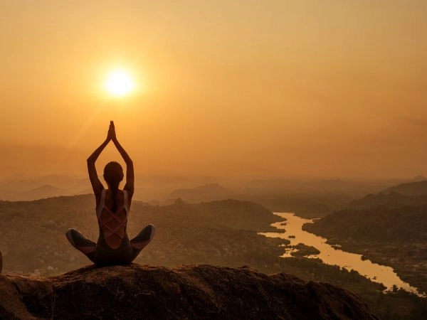 Scoprire le origini dello yoga in India tra ashram tradizionali, meditazione e antiche pratiche spirituali