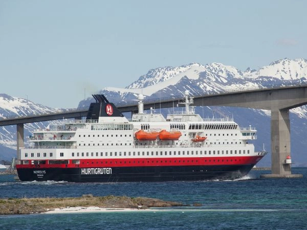 Navigare lungo la costa norvegese con Hurtigruten tra fiordi spettacolari, villaggi di pescatori e paesaggi artici