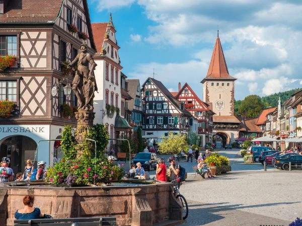 Passeggiare a Gengenbach tra case a graticcio, vicoli acciottolati e piazze dal fascino medievale