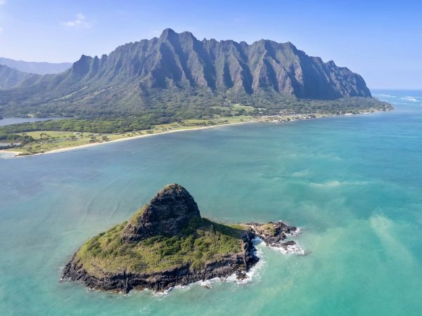 Ammirare i monti Koʻolau a Oʻahu, caratterizzati da creste verdeggianti e pareti vulcaniche spettacolari