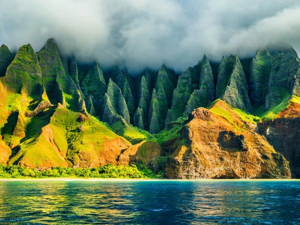 Ammirare la costa di Nā Pali a Kauaʻi con scogliere imponenti e oceano sullo sfondo