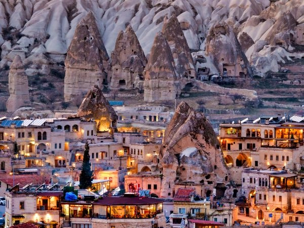 Esplorare Göreme tra camini delle fate, chiese rupestri e valli suggestive della Cappadocia