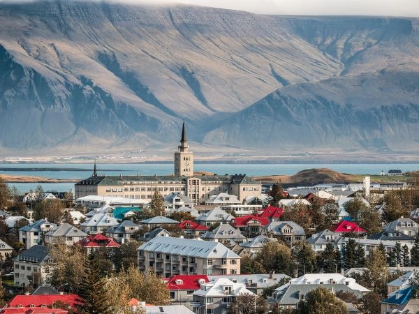 Esplorare Reykjavík tra edifici colorati, architetture nordiche e panorami sull’oceano Atlantico
