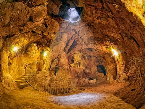 Esplorare la città sotterranea di Derinkuyu tra tunnel scavati nella roccia, ambienti antichi e passaggi nascosti della Cappadocia