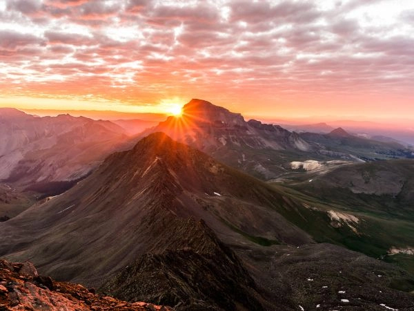 Esplorare le Rocky Mountains, caratterizzate da vette imponenti, laghi alpini e foreste incontaminate