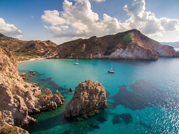Milos ti accoglie con il suo paesaggio spettacolare