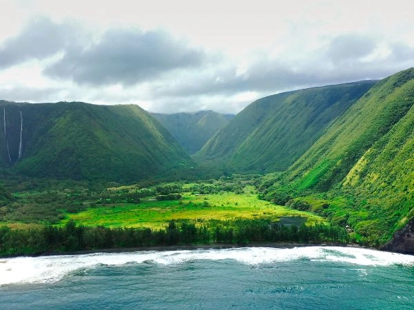 Raggiungere la valle di Waipiʻo, celebre per le scogliere imponenti e le cascate tropicali