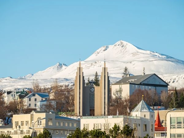 Scoprire Akureyri, affacciata sul fiordo Eyjafjörður, circondata da montagne e natura artica