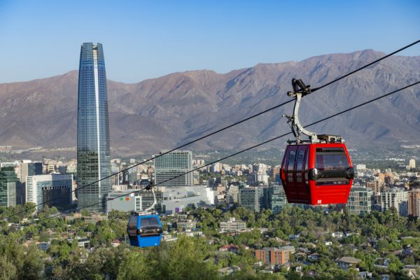 Una moderna cabina della funivia sorvola Santiago del Cile, regalando una spettacolare vista panoramica sulla capitale cilena, incorniciata dalle maestose vette della Cordigliera delle Ande.