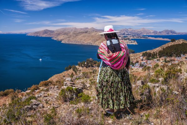 Copilot said:Donna aymara che ammira il panorama dell’Isla del Sol, sul Lago Titicaca, Bolivia.