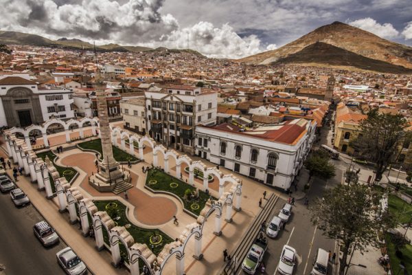 Vista-panoramica-della-piazza-principale-di-Potosi-con-il-Cerro-Rico-sullo-sfondo-in-Bolivia