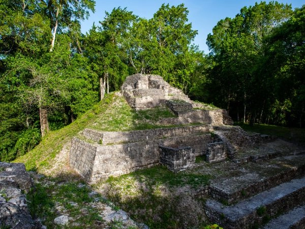 Yaxhá ti accoglie in uno dei più incantevoli scenari del Guatemala