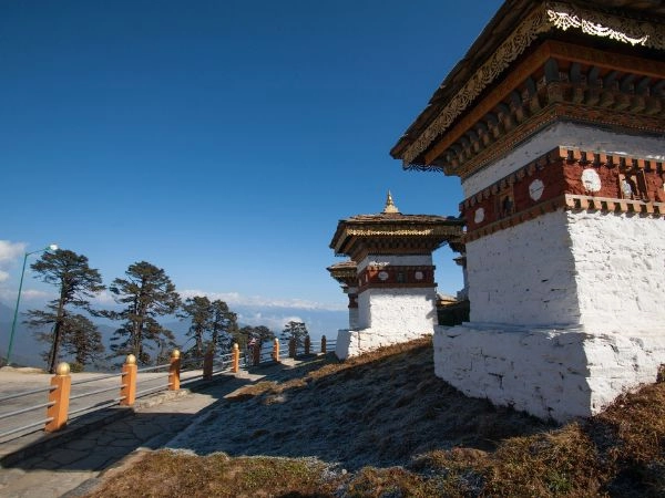 Ammirare il passo di Dochula, famoso per i 108 chorten e le viste sull’Himalaya bhutanese