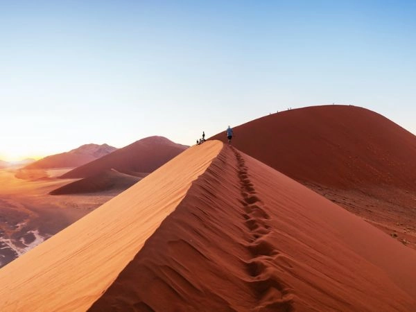 Attraversare Sossusvlei, tra dune rosse monumentali e distese desertiche della Namibia