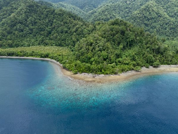 Esplorare Batanta, isola di Raja Ampat ricca di foreste tropicali e cascate nascoste