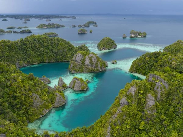 Esplorare Misool, isola di Raja Ampat celebre per lagune turchesi e spettacolari formazioni calcaree