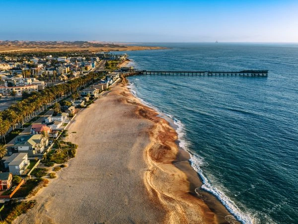 Esplorare Swakopmund, città costiera della Namibia famosa per l’architettura coloniale e le dune atlantiche