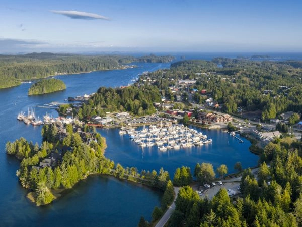 Esplorare Ucluelet, villaggio costiero canadese famoso per foreste pluviali e spiagge selvagge del Pacifico