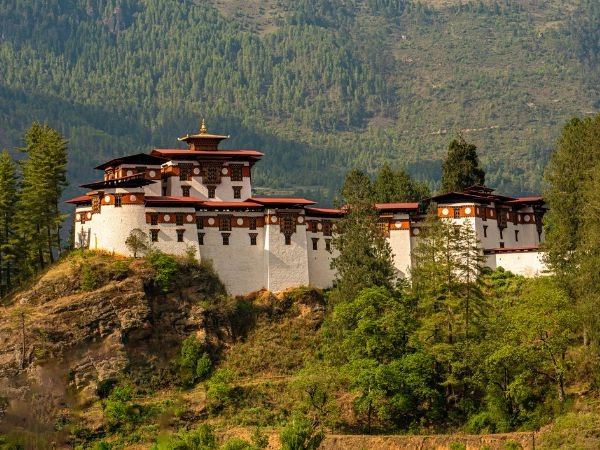 Esplorare la fortezza di Drukgyel Dzong, antica roccaforte del Bhutan ai piedi dell’Himalaya