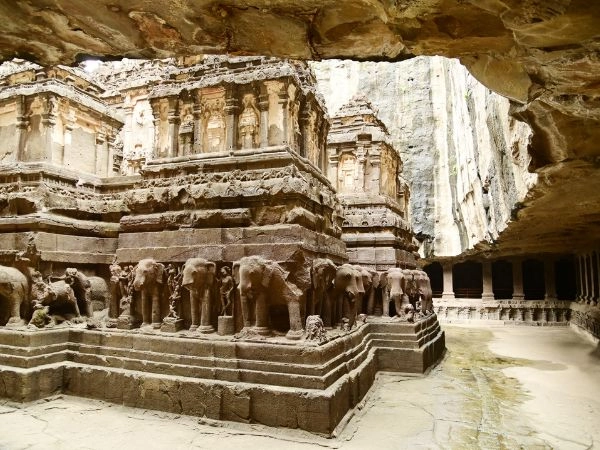 Esplorare le Grotte di Ellora, celebri per i templi scavati nella roccia e le sculture millenarie dell’India