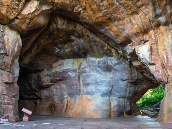 Esplorare le grotte di Bhimbetka, ricche di pitture rupestri preistoriche