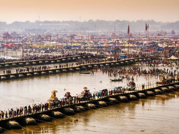 Partecipare al Kumbh Mela, il grande pellegrinaggio indù sulle rive dei fiumi sacri dell’India