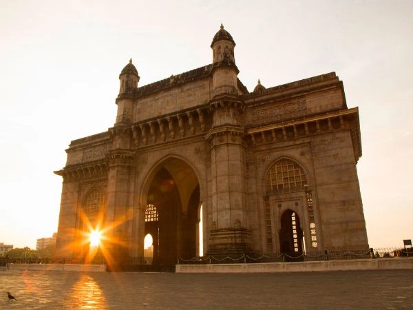 Passare dalla Porta dell’India a Mumbai, monumento storico affacciato sul Mar Arabico