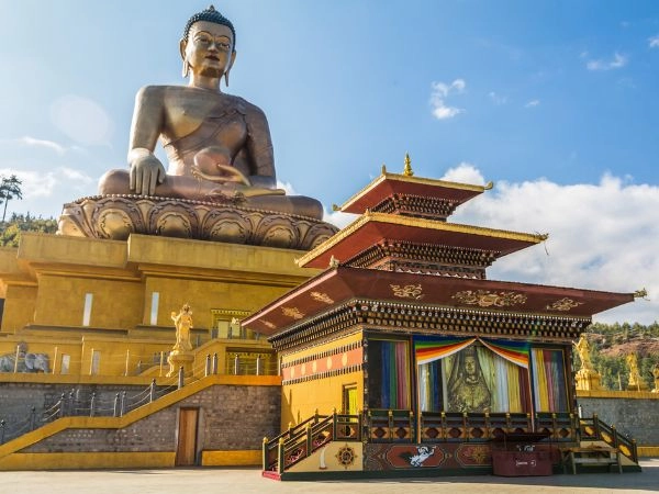 Raggiungere il Buddha Dordenma, imponente statua dorata che domina la valle di Thimphu in Bhutan