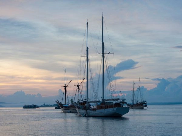 Raggiungere il porto di Sorong, punto di partenza per le isole paradisiache di Raja Ampat