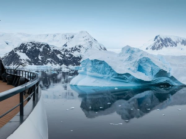 Sbarcare a Porto di Neko, baia antartica dominata da ghiacciai imponenti e colonie di pinguini