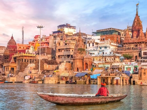 Scoprire Varanasi, città sacra dell’India famosa per i ghat sul Gange e le cerimonie spirituali al tramonto