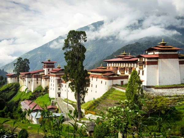 Scoprire il Trongsa Dzong, antica fortezza strategica del Bhutan affacciata sulla valle del Mangde Chhu