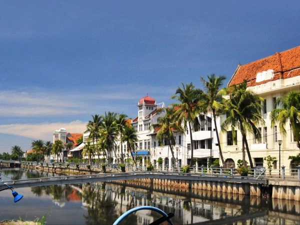 Visitare Giacarta, metropoli indonesiana ricca di contrasti, mercati vivaci e architetture moderne