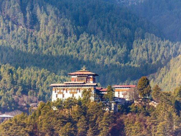 Visitare il Jakar Dzong, fortezza storica immersa nelle montagne del Bhutan