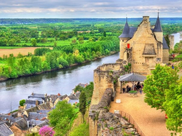 la Fortezza Reale di Chinon si erge come un monumento superbo dell'era medievale
