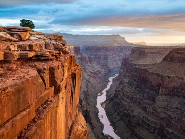 Ammirare il Grand Canyon National Park, spettacolare gola naturale scolpita dal fiume Colorado