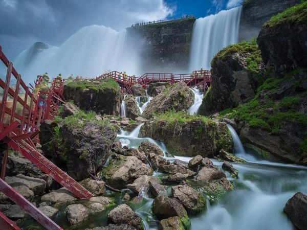 Ammirare le cascate del Niagara, spettacolari salti d’acqua al confine tra Canada e Stati Uniti