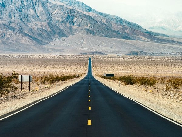 Attraversare la Death Valley, deserto californiano famoso per dune, saline e temperature estreme