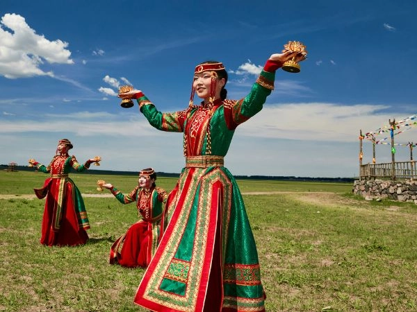Celebrare il Festival di Naadam, tra lotta tradizionale, corse di cavalli e tiro con l’arco in Mongolia