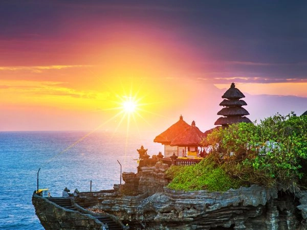 Contemplare il tramonto al Tempio di Tanah Lot, tra onde oceaniche e profili sacri di Bali