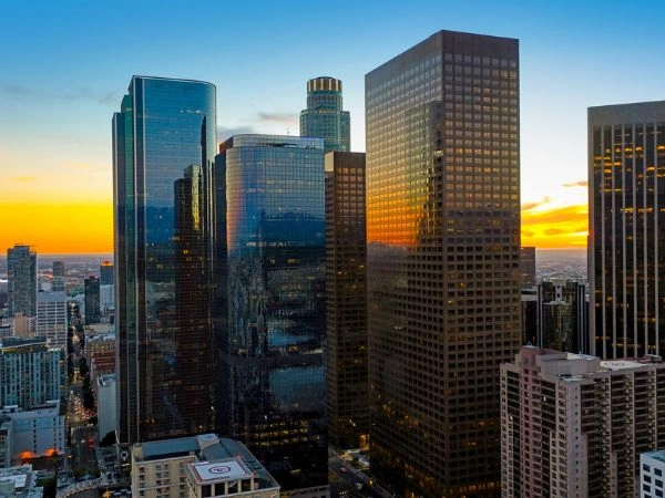 Esplorare Los Angeles, capitale del cinema famosa per Hollywood, le spiagge iconiche e la cultura californiana