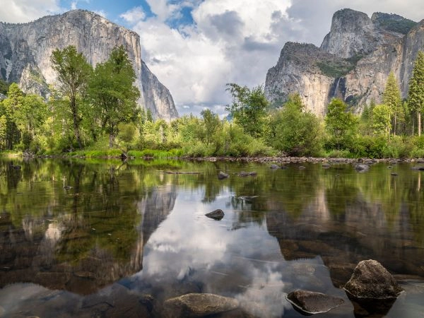 Esplorare il Parco Nazionale di Yosemite, celebre per cascate spettacolari, pareti granitiche e sequoie giganti