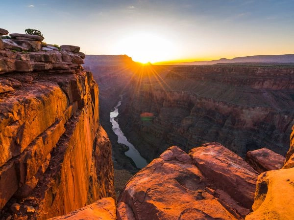Fotografare il tramonto sul Grand Canyon, quando le pareti rocciose si tingono di rosso e arancione