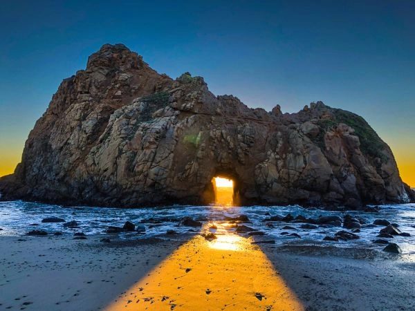 Godersi il tramonto a Pfeiffer Beach, tra sabbia violacea e spettacolari formazioni rocciose della California