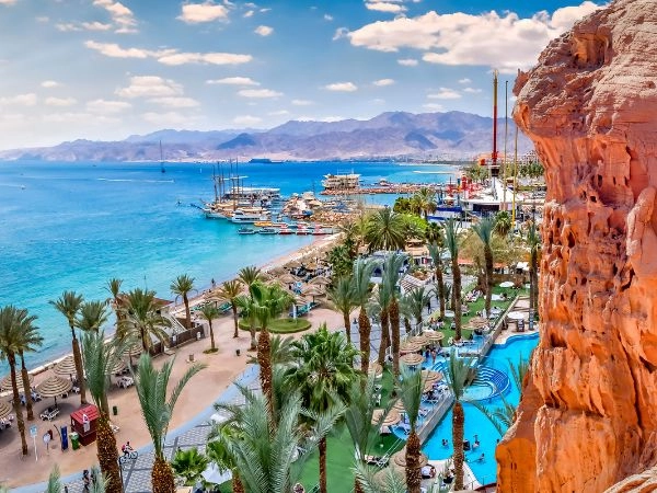 Immergersi nelle acque di Eilat, località sul Mar Rosso famosa per le barriere coralline e le spiagge soleggiate